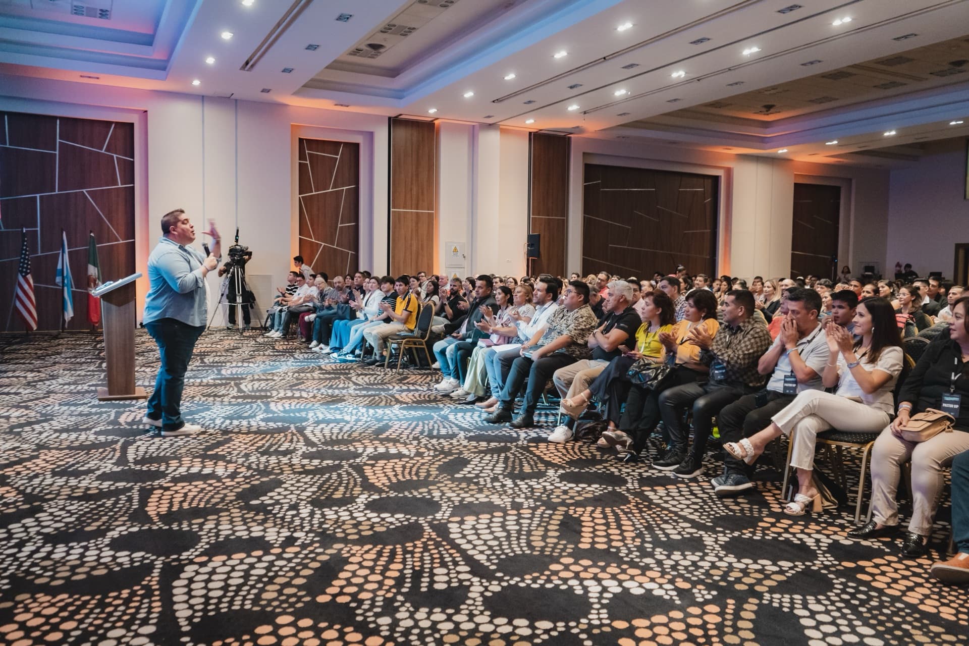 Pastores y líderes en una conferencia apostólica del DAP